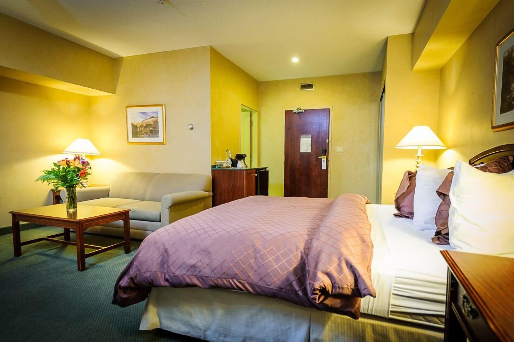 Peterborough Inn & Suites Hotel ภายนอก รูปภาพ