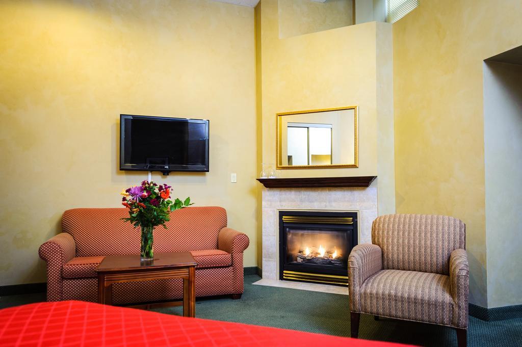 Peterborough Inn & Suites Hotel ภายนอก รูปภาพ