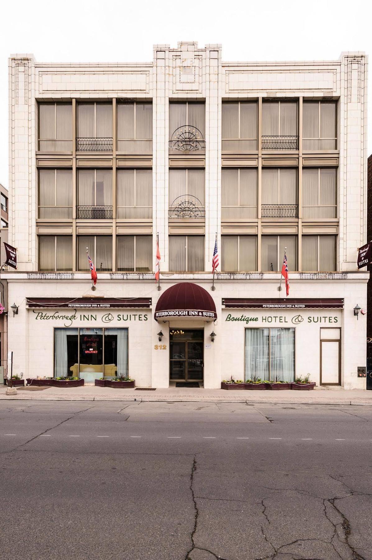 Peterborough Inn & Suites Hotel ภายนอก รูปภาพ