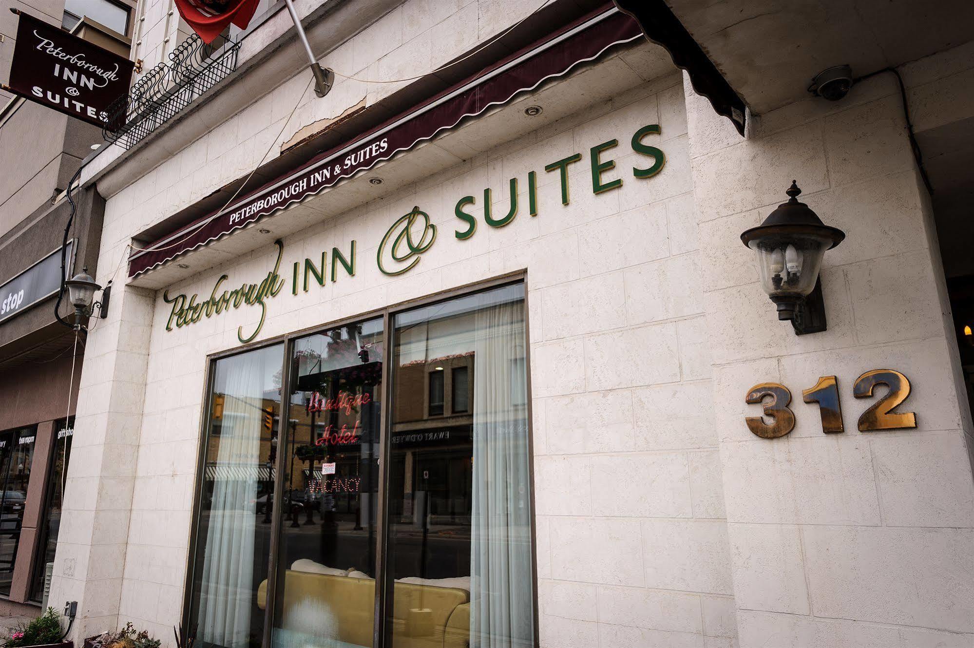 Peterborough Inn & Suites Hotel ภายนอก รูปภาพ